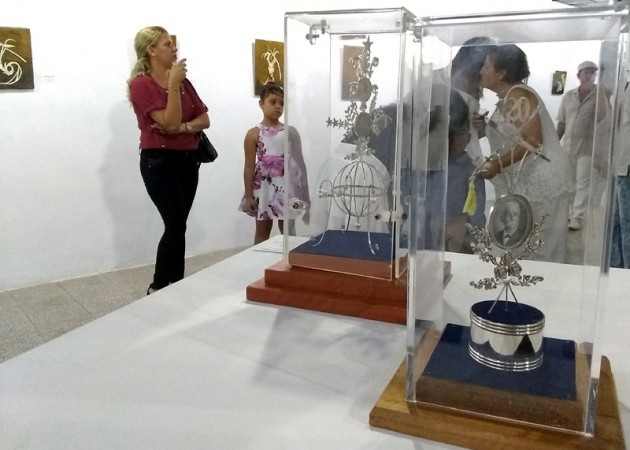 En primer plano, obra “Libertad”, dedicada al Mayor General Calixto García, de Frank Danilo Sarmiento.