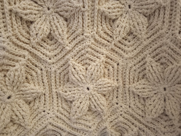 Bolso de la legendaria Narmen Arzola Castro, tejido a crochet (con aplicación de granny en 3D)