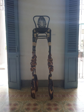 Desarraigo, trabajo en madera, de Darién Morejón Baños