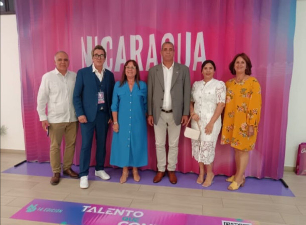 El artista junto a la Embajadora Extraordinaria y Plenipotenciaria Iliana Fonseca Lorente y parte del cuerpo diplomático de nuestro país acreditado en Managua, quienes asistieron a su pasarela en ND. Foto: Cortesía de Mario Freixas