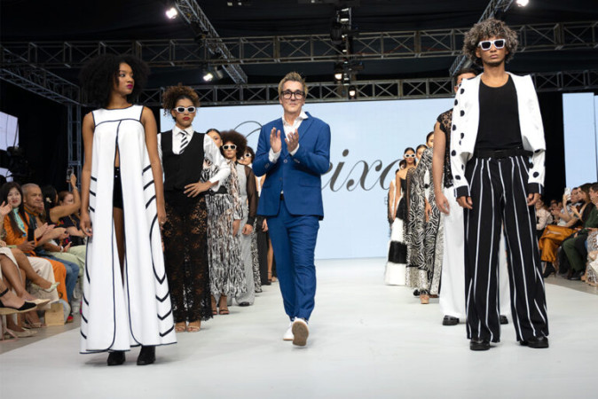 Freixas, junto con los modelos que presentaron su colección, al término de su pasarela en ND. Foto: Cortesía de Mario Freixas