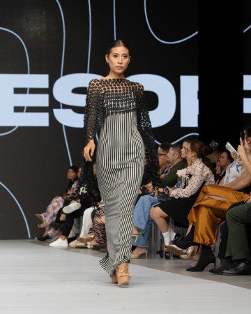 En Clásico y transgresor, integrada por 18 lujosas prendas, en su mayoría para féminas, sobresale el estilo excepcional y fastuoso del artista. Foto: Cortesía de Mario Freixas