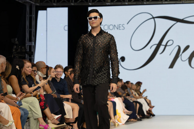 Su colección, básicamente concebida en colores blanco y negro, con variedad de tejidos de fantasía, se inserta dentro de las más vanguardistas tendencias de la moda universal. Foto: Cortesía de Mario Freixas