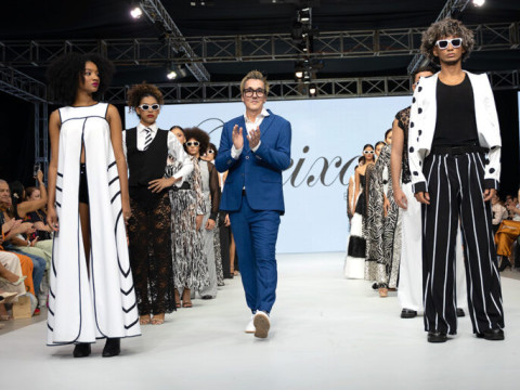 Freixas, junto con los modelos que presentaron su colección, al término de su pasarela en ND. Foto: Cortesía de Mario Freixas